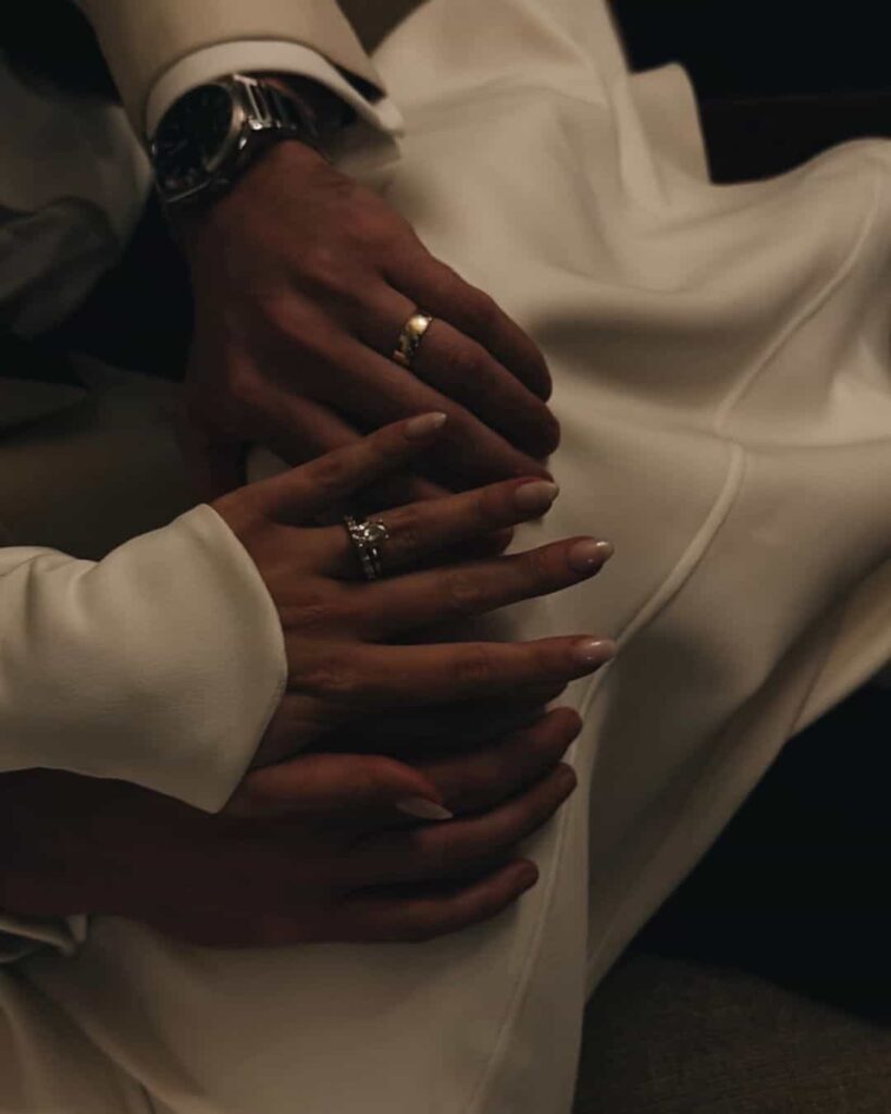 Couple choisissant leurs alliances avec l'aide d'un bijoutier professionnel