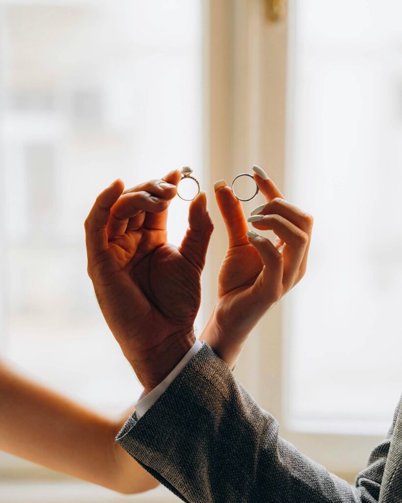 Échange des alliances lors de la cérémonie de mariage