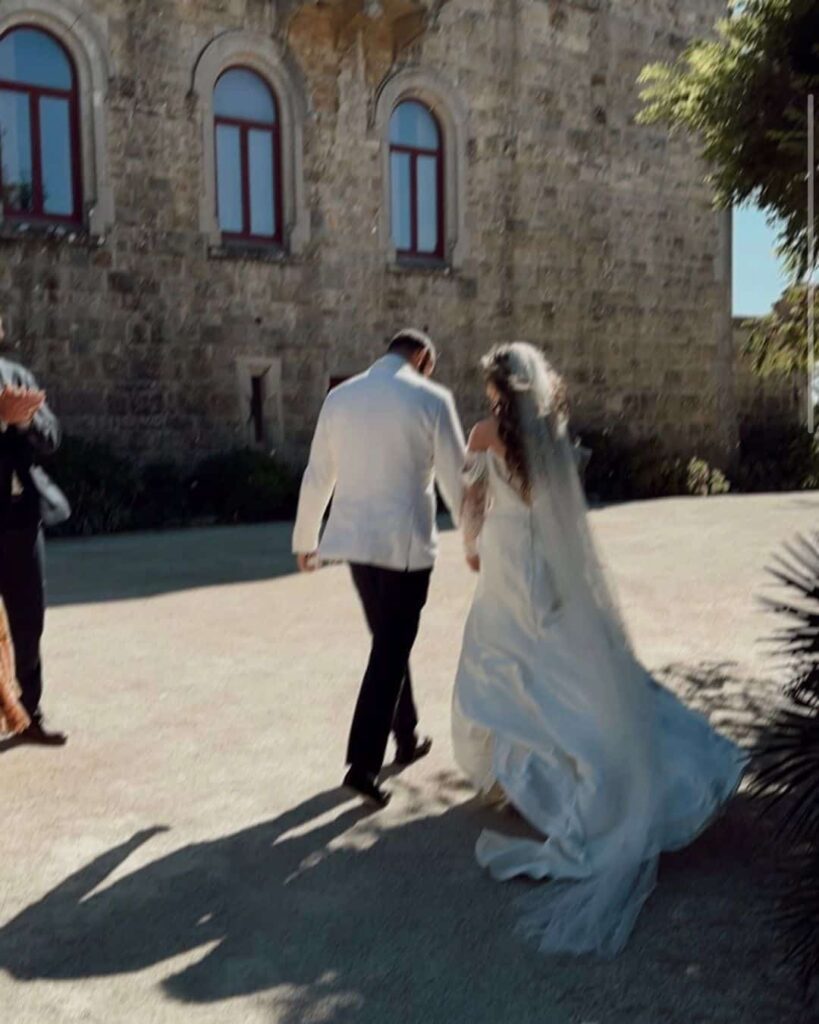 Couple échangeant leurs vœux lors de la cérémonie de mariage