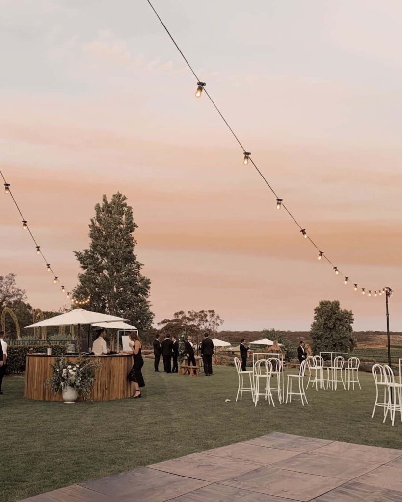 Lieu de réception extérieur avec jardin pour cérémonie de mariage au Québec