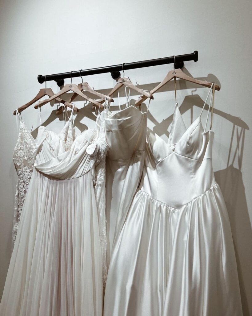 Collection de différents styles de robes de mariée dans une boutique