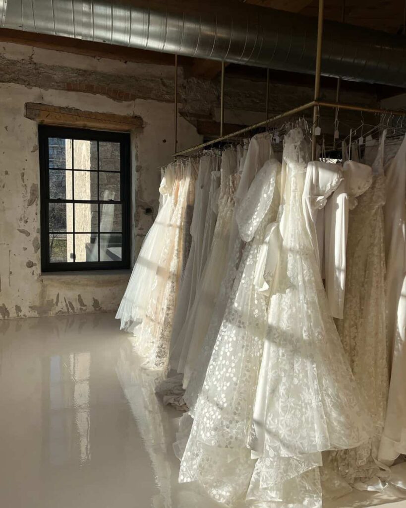 Collection de différents styles de robes de mariée dans une boutique
