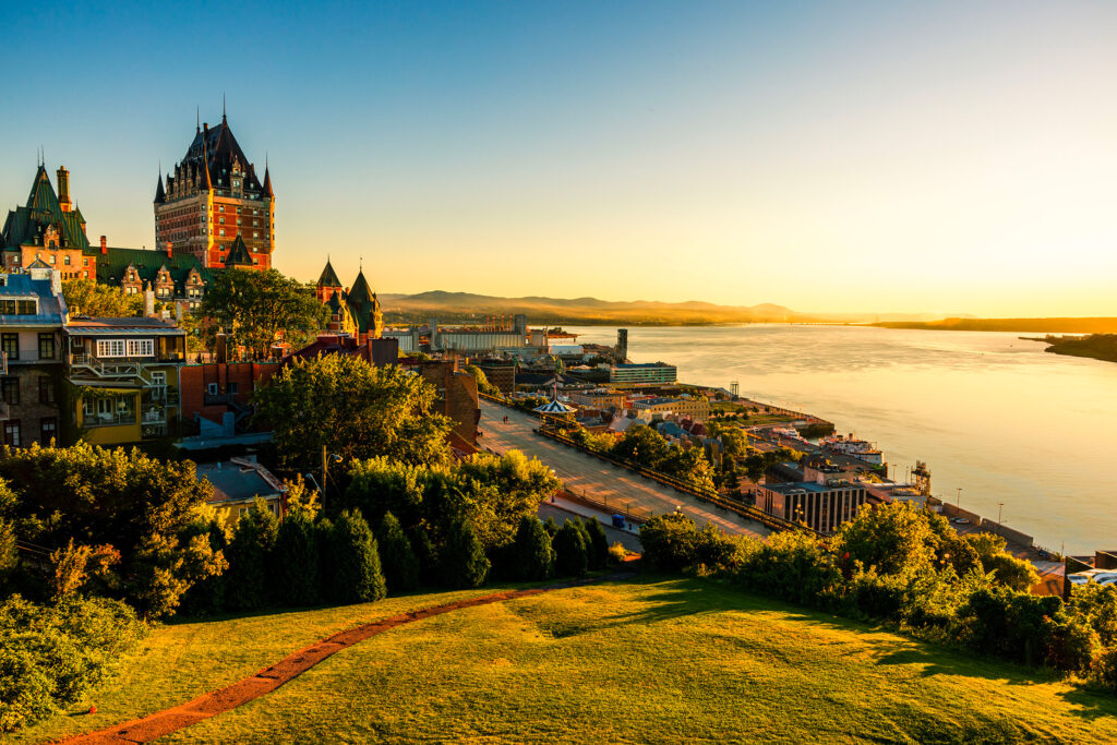 Château Frontenac au coucher du soleil vu depuis les plaines d'Abraham