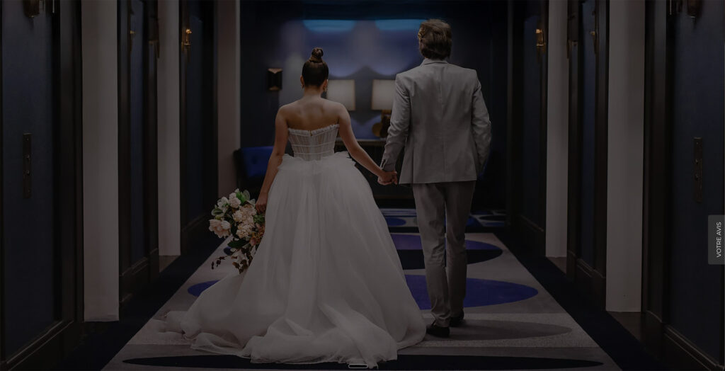 Couple de mariés marchant dans un corridor du Fairmont Reine Elizabeth