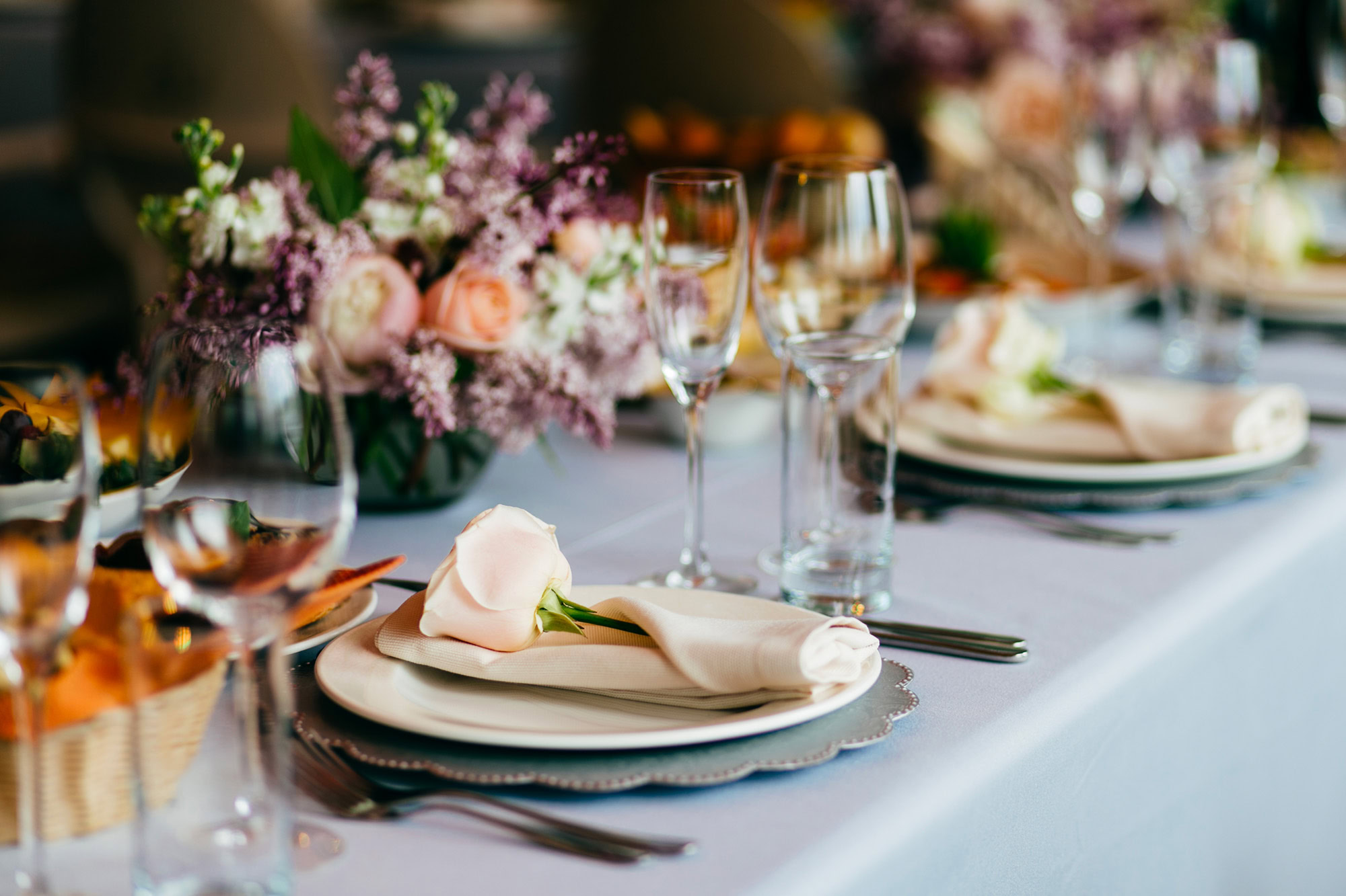 Le plan de table de mariage : le guide complet pour éviter les maux de tête
