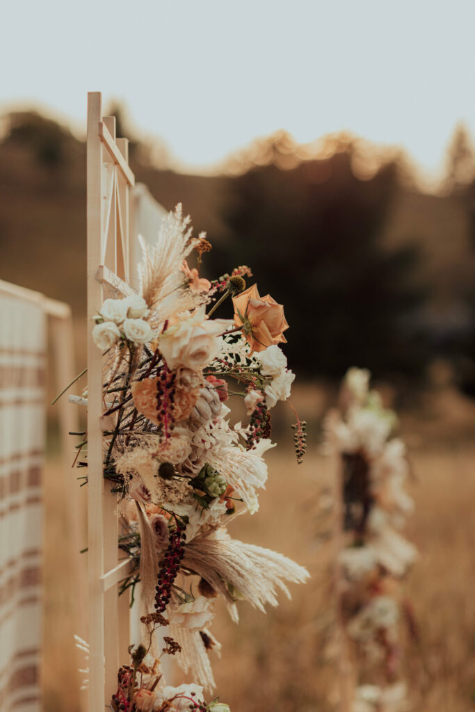Bouquet de fleurs séchées dans une décoration de mariage en grange