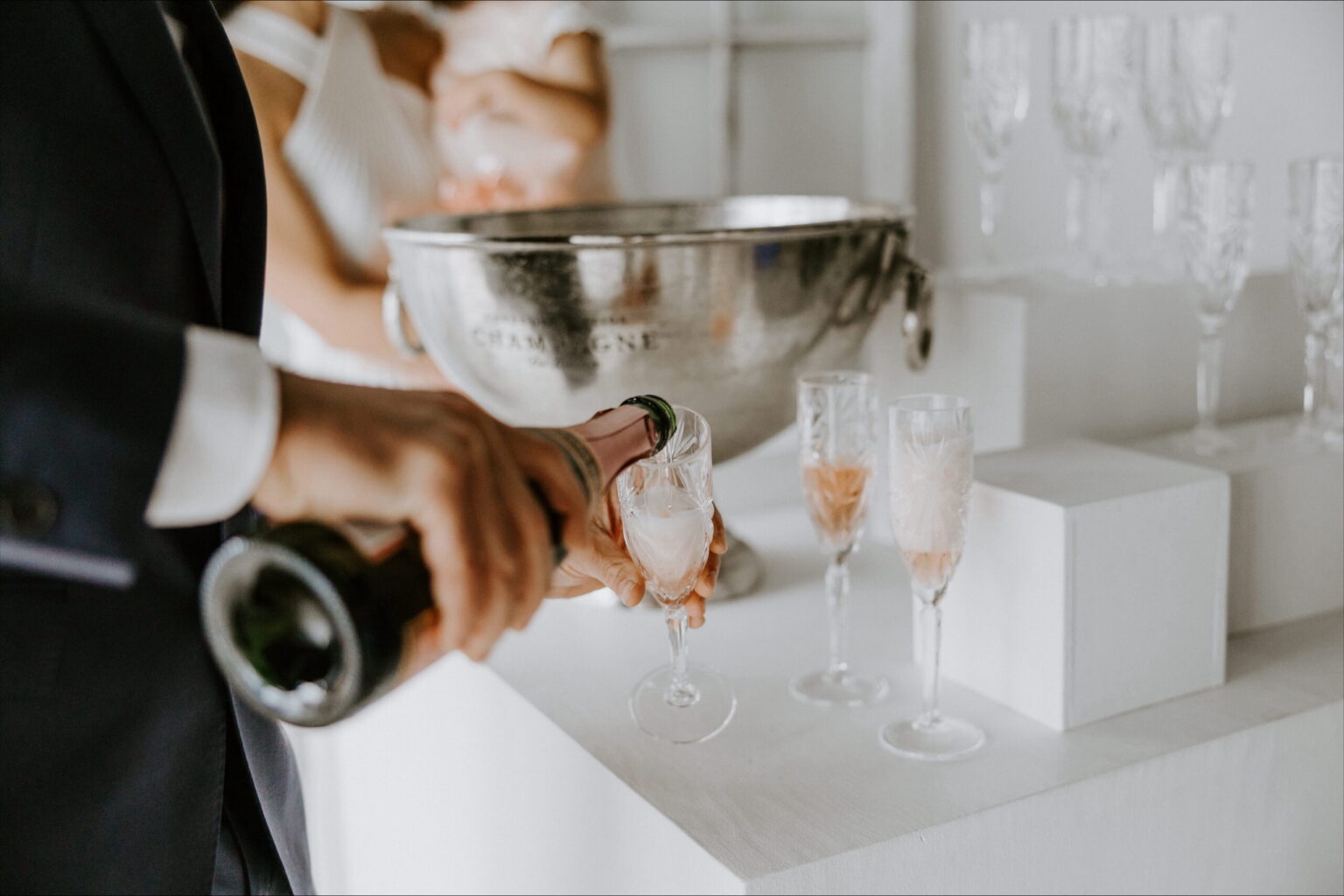 Serveur versant du vin mousseux dans des coupes