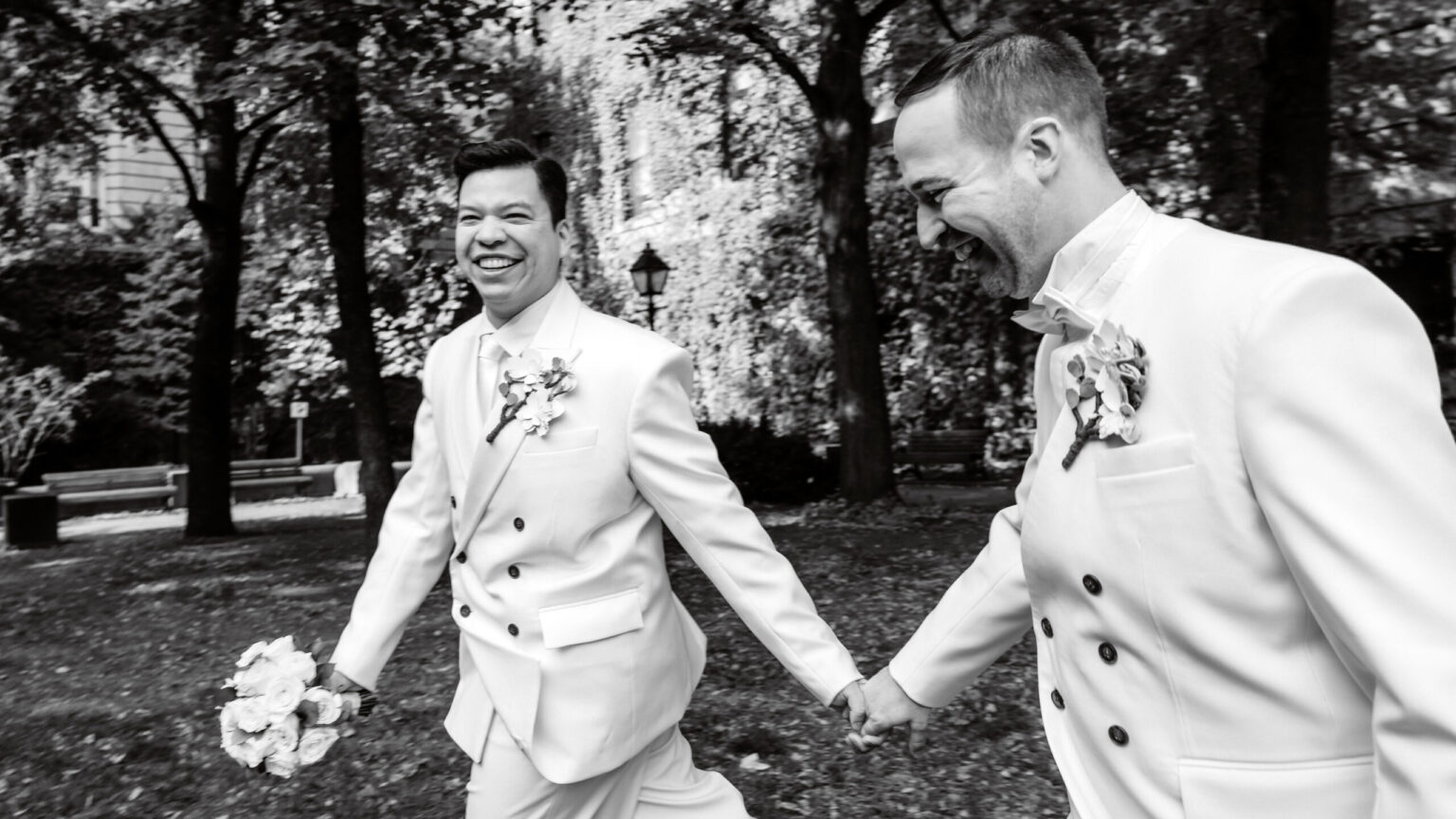 Photographe prenant le portrait d'une mariée devant une fenêtre