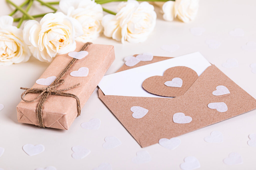 Petits cadeaux de mariage emballés avec rubans, fleurs et cartes