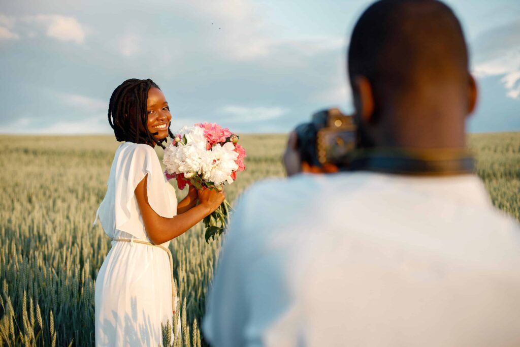 Photographe prenant le portrait d'une mariée avec son bouquet