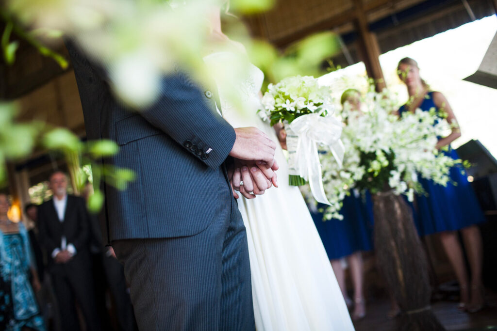 Officiante laïque tenant un bouquet pendant une cérémonie extérieure