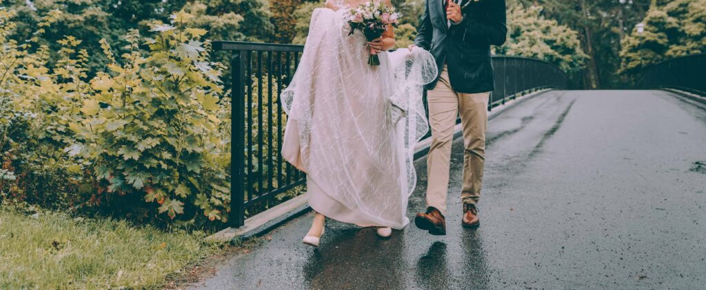 Cortège avançant sous la pluie avec des parapluies transparents
