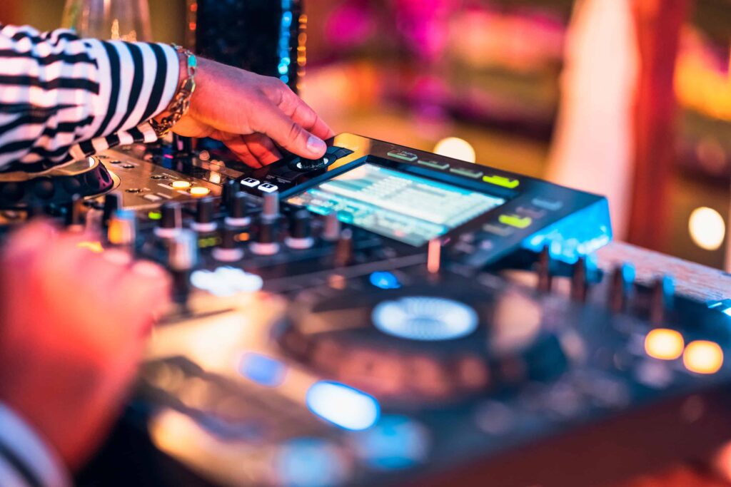 Console de DJ avec lumières colorées pendant une réception de mariage
