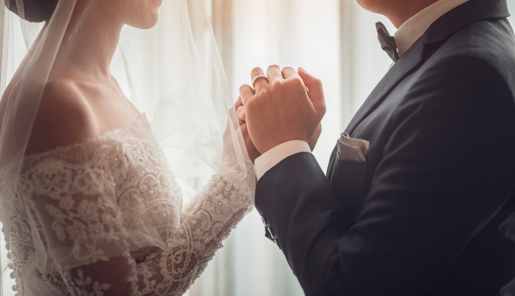 Couple échangeant ses alliances pendant une cérémonie de mariage
