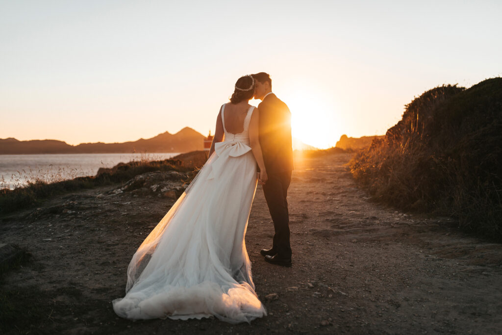 Mariée marchant au coucher du soleil dans un paysage rocheux