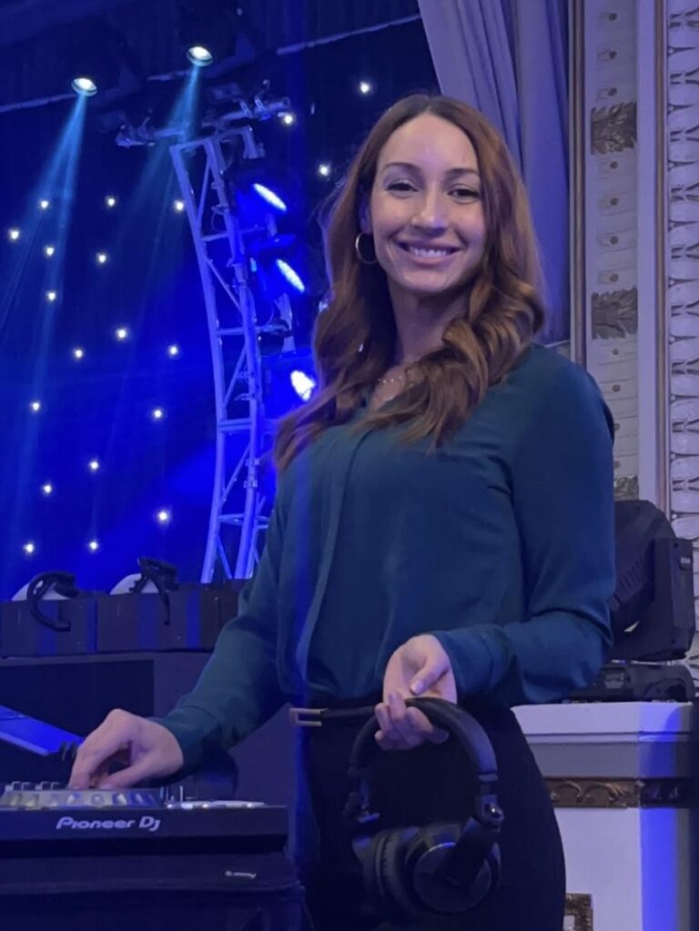 DJ Shieldie derrière ses platines lors d'un événement