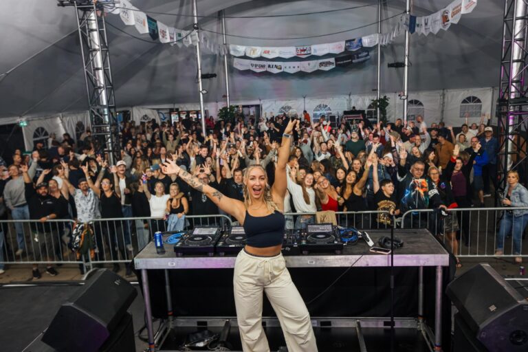DJ Shieldie devant une foule qui danse, sur scène à Québec
