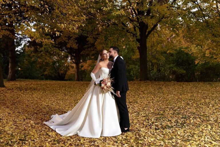 Couple de mariés dans un décor d'automne, photo de Guillermo Miranda