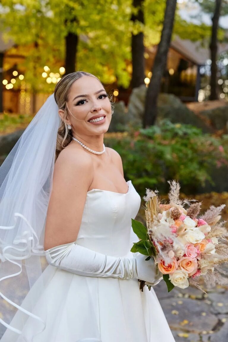 Mariée souriante avec son bouquet, photo de Guillermo Miranda