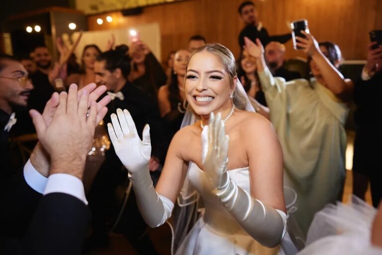 Mariée qui célèbre avec ses invités, photo de Guillermo Miranda