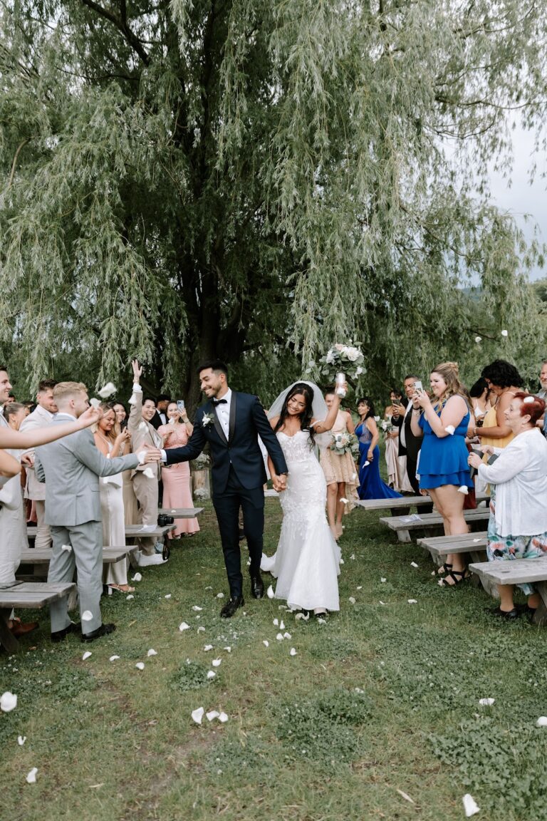 Sortie de cérémonie de mariage sous les applaudissements des invités, photo de HBZ Photography