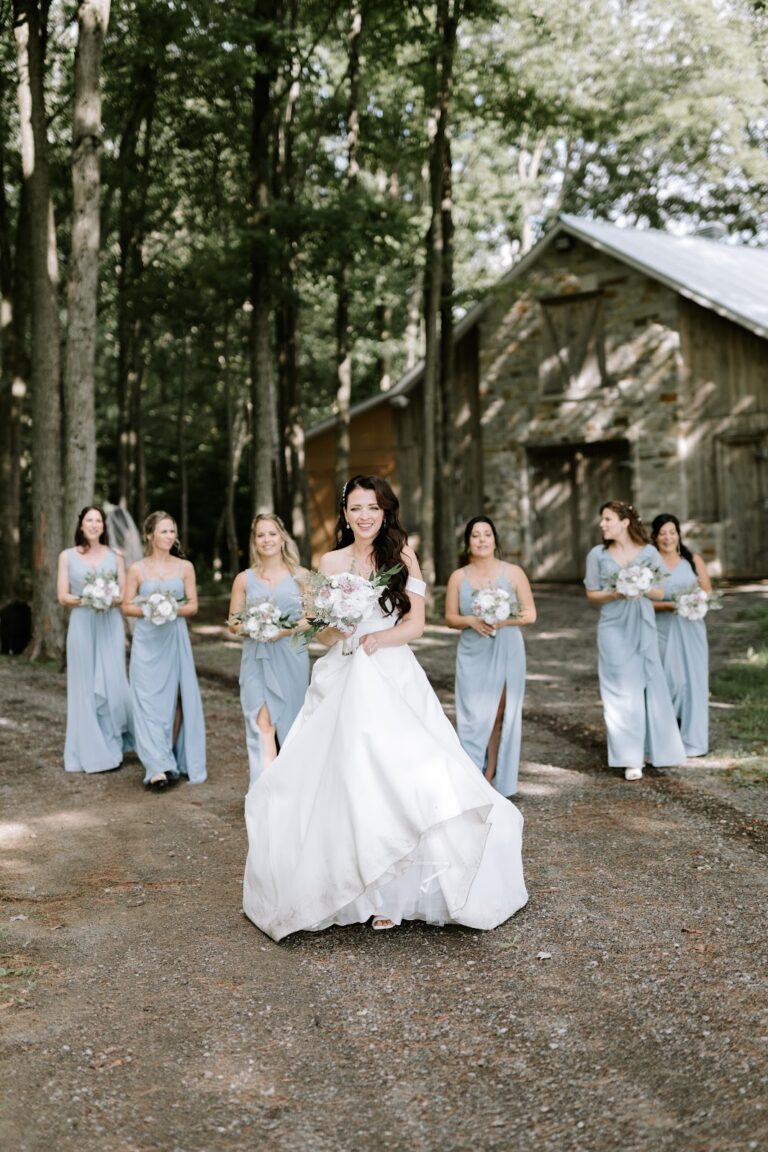 Mariée et ses demoiselles d'honneur en robes bleues, photo de HBZ Photography