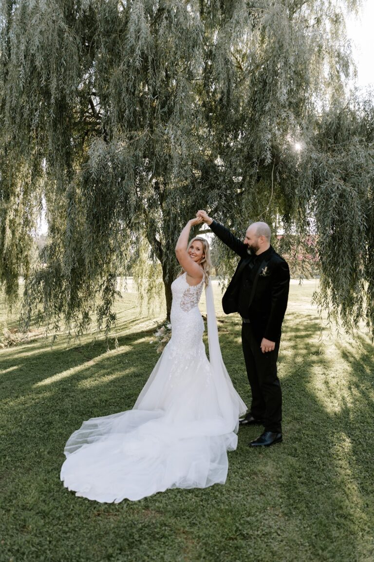 Mariés qui dansent sous un saule, photo de HBZ Photography