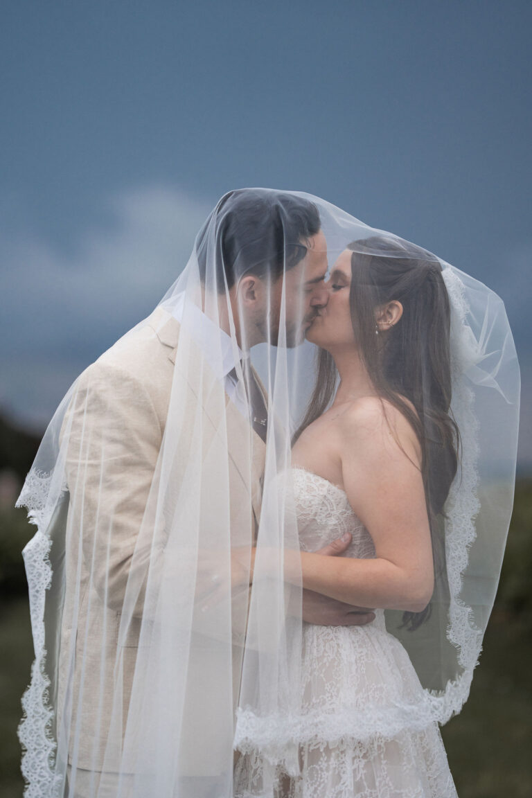 Baiser des mariés sous le voile